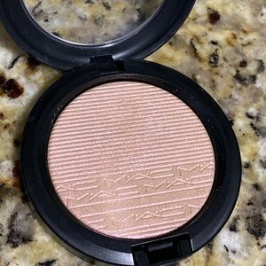 Mac Show Gold Extra Dimension Skin Finish